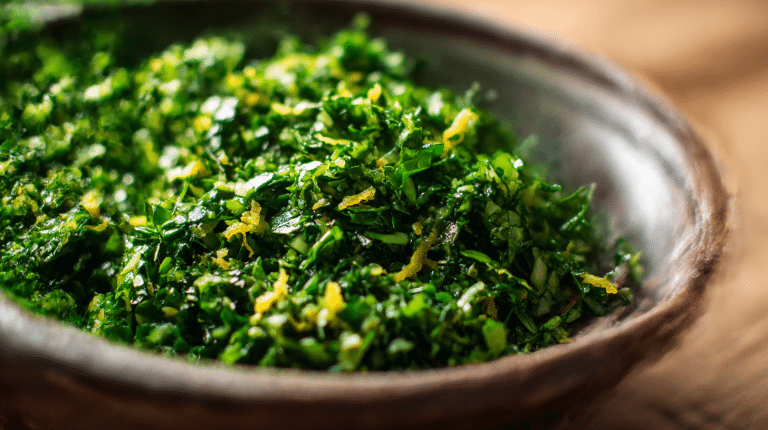 Gremolata original italienisch 8 Gesamtansicht von traditioneller Gremolata original italienisch auf Holzplatte