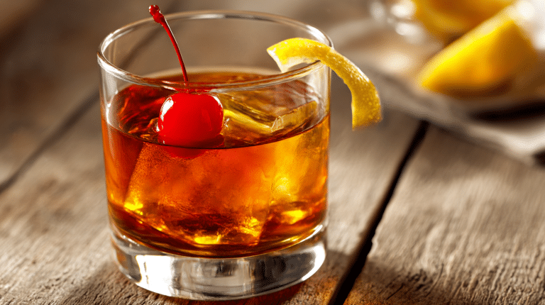 Manhattan Cocktail Original 7 Original Manhattan Cocktail in klassischen Cocktailglas mit Sicht auf die Zutaten